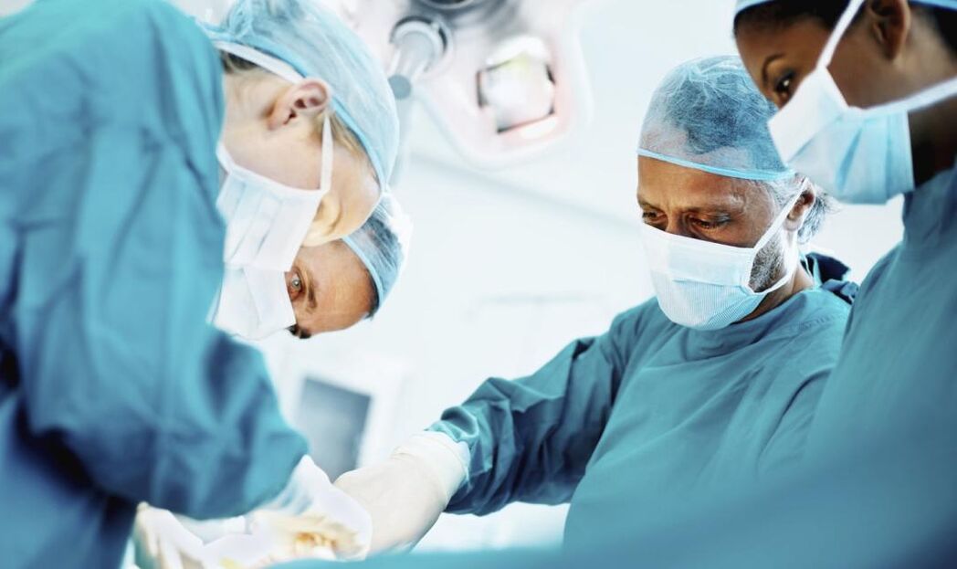 Es wird eine Operation durchgeführt, um den Penis zu vergrößern
