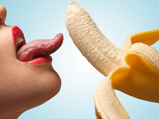 Mädchen leckt Banane