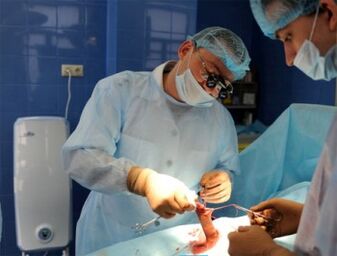 Penisvergrößerungsoperation von Chirurgen durchgeführt